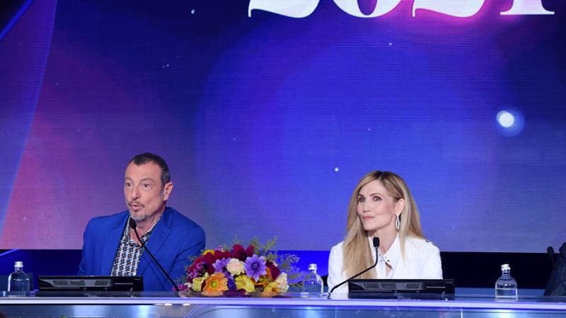 Conferenza stampa Sanremo, nella quarta serata con Amadeus ci sarà Lorella Cuccarini. E il caso Travolta esplode