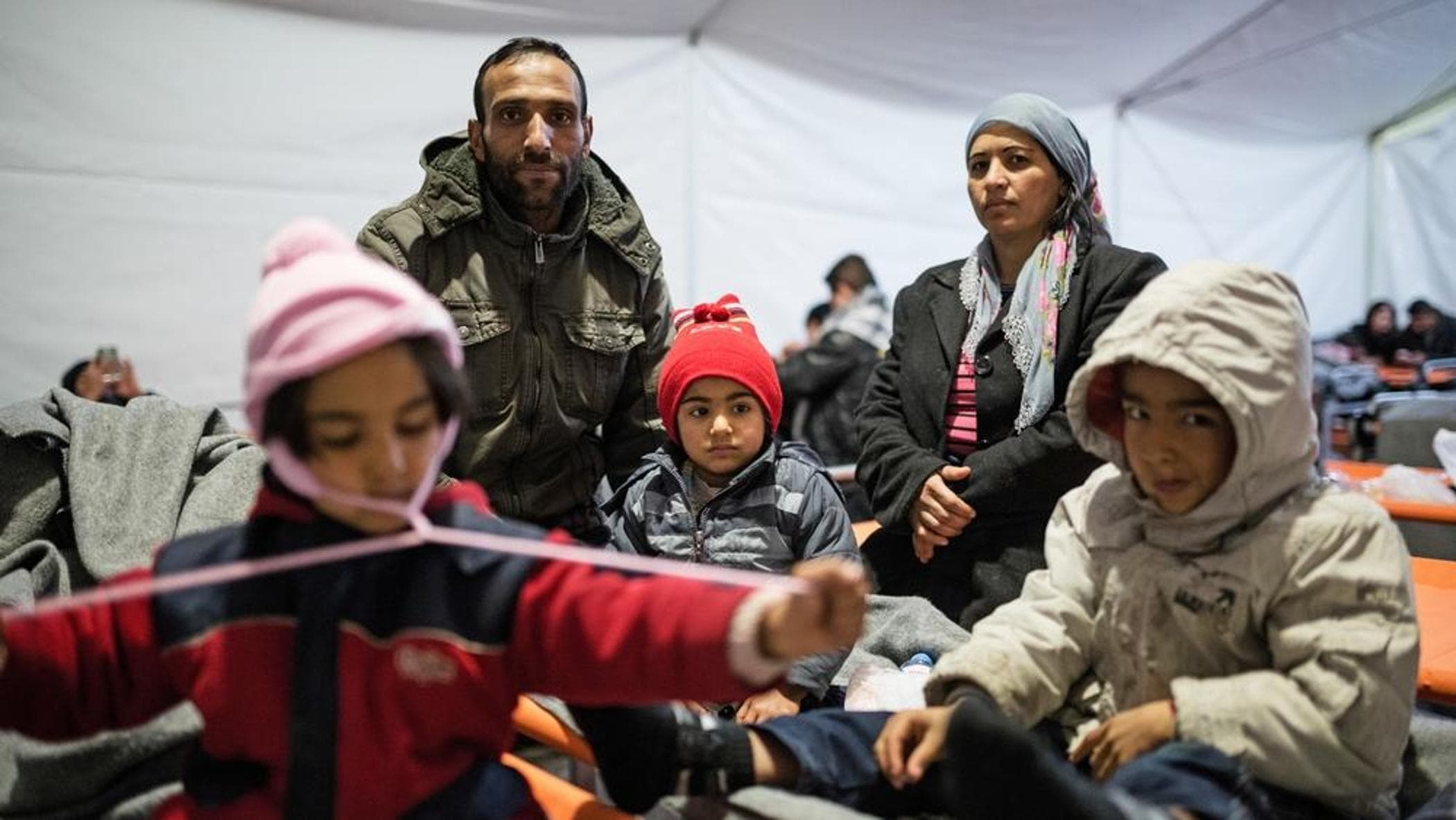Fransa, Calais: Yüzlerce göçmen kendilerini uygunsuz ve berbat koşullarda buluyor: acil konaklama ve tıbbi yardım teklif ediliyor