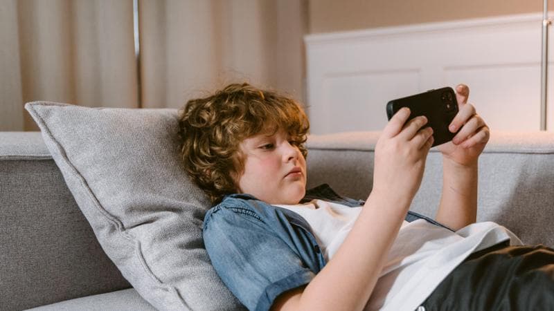 Social media, in Italia sono oltre un milione i giovani a rischio dipendenza: uno su quattro ha tra i 18 e i 23 anni