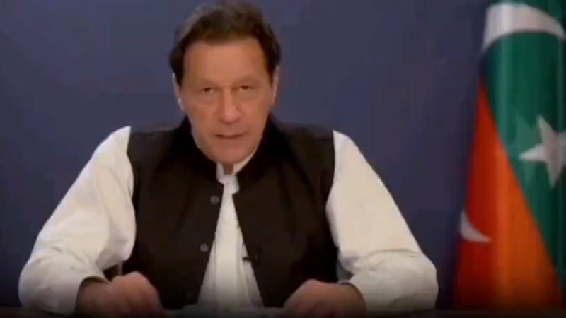 Pakistan, l’avatar di Khan proclama la vittoria. Ma il rivale Sharif apre ad alleanze e assicura: “governeremo noi”