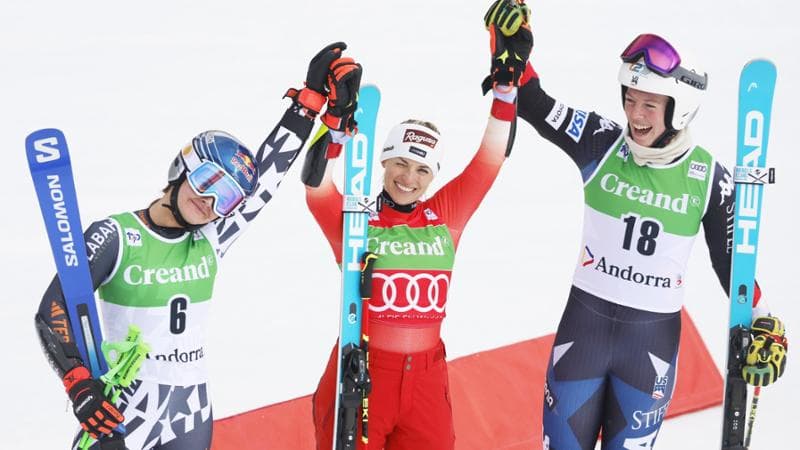 Lara Gut-Behrami festeggia con Alice Robinson e A J Hurt