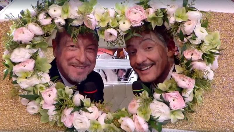 “Ciao Ariston”, Amadeus e Fiorello salutano Sanremo in carrozza tenendosi per mano