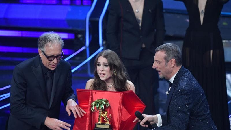 Angelina Mango vincitrice a Sanremo 2024, dai primi passi sul palco col padre, ad Amici fino al trionfo