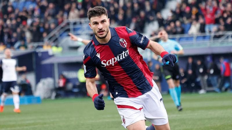 Orsolini esulta dopo il gol del 3 a 0
