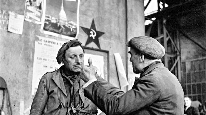 David Seymour,&nbsp;Torino. Operai filocomunisti durante le elezioni del sindacato alla Fiat nel 1948 (&copy;David Seymour / Magnum Photos)
