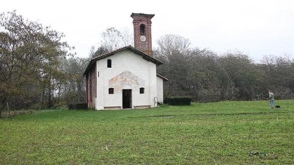 Una chiesa tra i campi a Villafranca Piemonte Foto