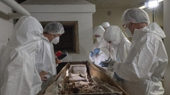 Una tomba rinascimentale vuota e un loculo occupato