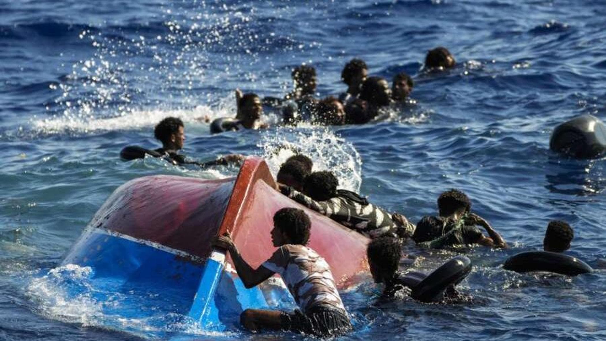 Reddedilen göçmenler “Cutro'ya Rağmen”: Katliam, denizde insanları kurtarmak yerine insansız hava araçları ve milis araçlarıyla müdahale “planlarını” etkilemedi
