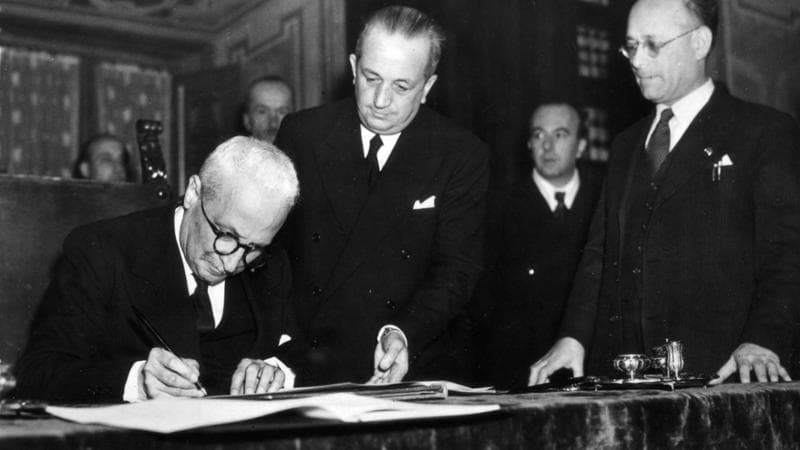 Enrico De Nicola firma la Costituzione