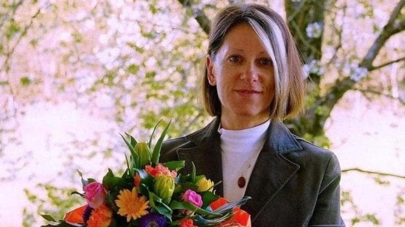Liliana Resinovich, al via la riesumazione. L’amico Sterpin lascia una rosa e un cartello: “Scusa per il vilipendio”