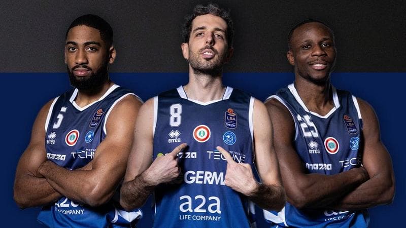 Massinburg, Della Valle e Cournooh con la maglia che Brescia indosserà a Torino