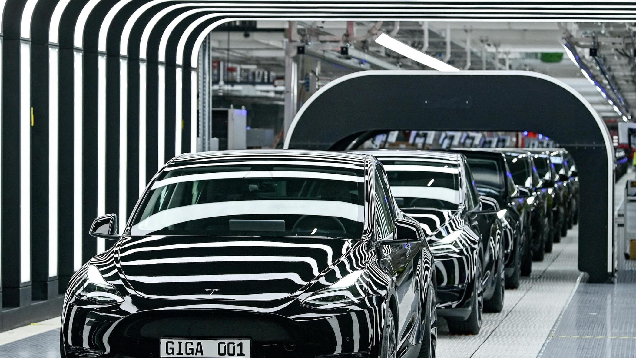 Tesla, ölümcül kaza ve otonom sürüş.  İşte (belki de) direksiyonun arkasındaki yazılımın ilk kurbanı