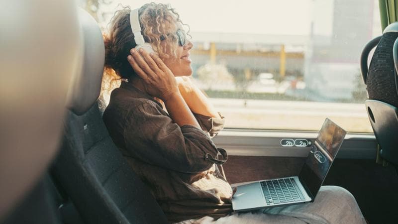 In treno per la musica: il 61% degli italiani che viaggia su rotaia lo fa per andare a un concerto rock