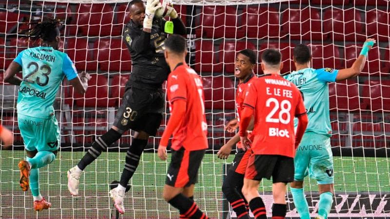 Mandanda durante il match tra Rennes e Montpellier