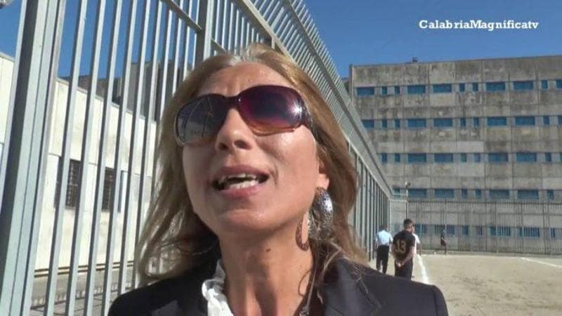 Arrestata l’ex direttrice del penitenziario di Catanzaro. Cocaina, hashish e cellulari: “Questo carcere è un hotel”