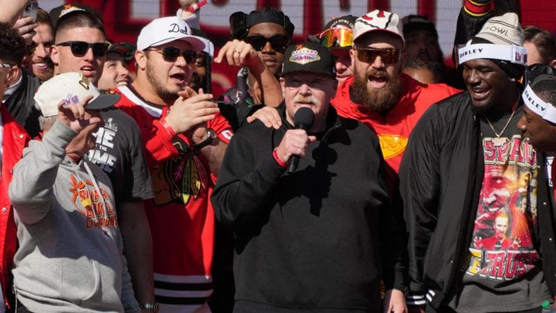 Mahomes, Kelce, il cuore spezzato dei Chiefs campioni del Super Bowl per la folle sparatoria. Un bimbo racconta: “Così coach Reid mi ha soccorso...”   