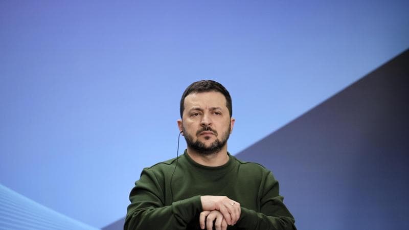 Ucraina, crolla la fiducia per Zelensky dopo la rimozione del generale Zaluzhny. E la data delle elezioni resta un’incognita
