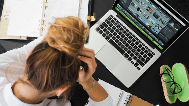 Annunci di lavoro sottopagato: dal barman a 5 euro all’ora ai 300 euro al mese offerti dal ministero dell’Università