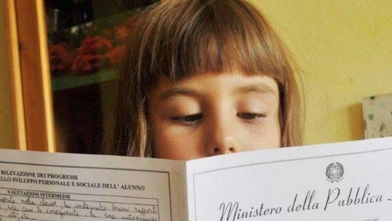 Scuola, tornano i giudizi sintetici alla primaria: da ottimo a insufficiente. Il governo cancella la riforma della valutazione descrittiva per i bambini