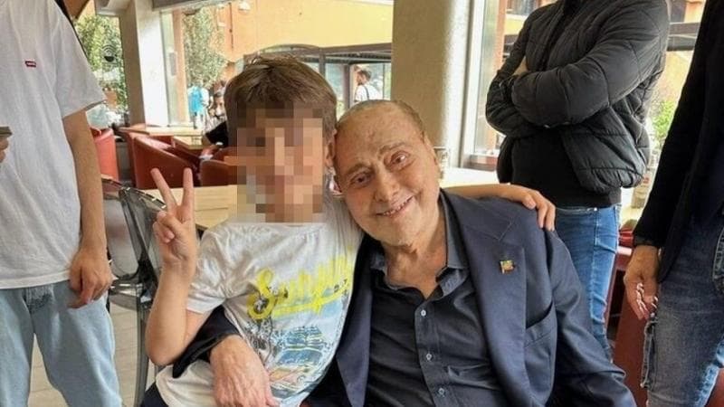 L'ultima foto di Berlusconi venerdì pomeriggio al bar di Milano 2: "E' arrivato con Marta Fascina per un ghiacciolo, ha scherzato con tutti"