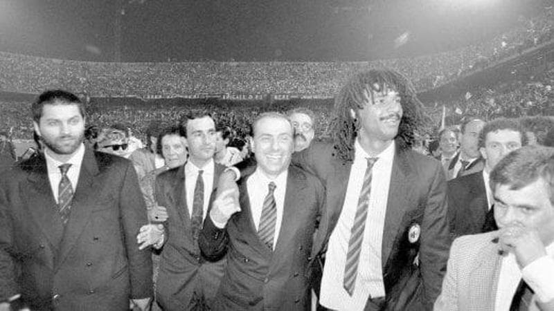 Sacchi, Gullit, Van Basten, Capello e Ancelotti: un Milan da capogiro che ha portato Berlusconi cinque volte sul tetto d'Europa