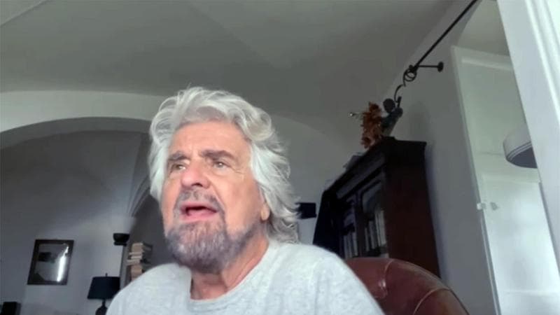 Grillo blinda la regola del doppio mandato: “Diventi una legge di Stato, la politica non è una professione”