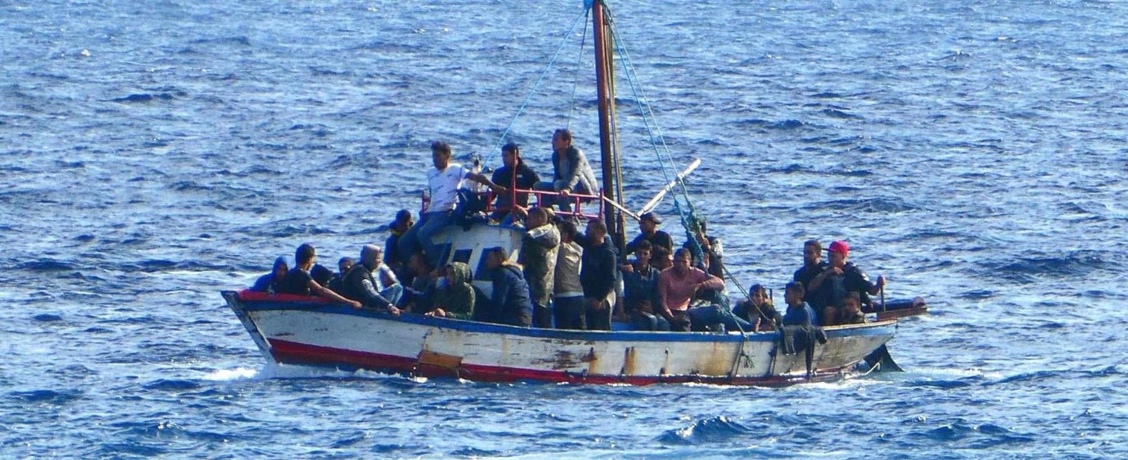 La Libia “non è un porto sicuro”, riportarci i migranti trovati in mare è reato: la sentenza della Cassazione che mette in discussione gli accordi del governo