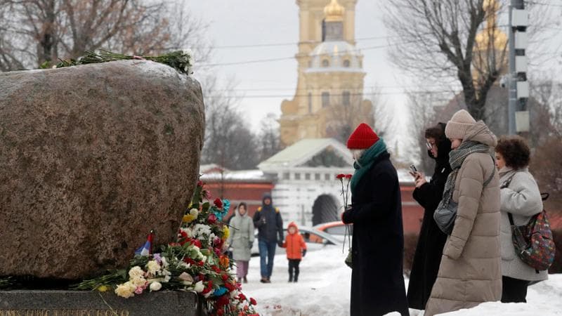 Arresti e omaggi portati via: così il Cremlino impedisce ai russi di ricordare Navalny
