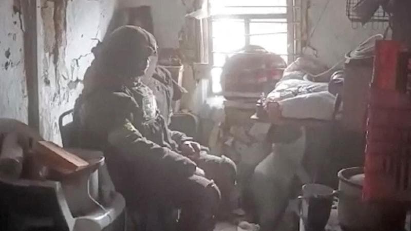 Un soldato ucraino all'interno di una casa di Avdiivka
