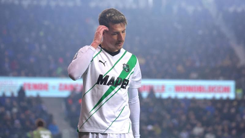 La delusione di Pinamonti dopo il doppio rigore sbagliato contro l'Atalanta