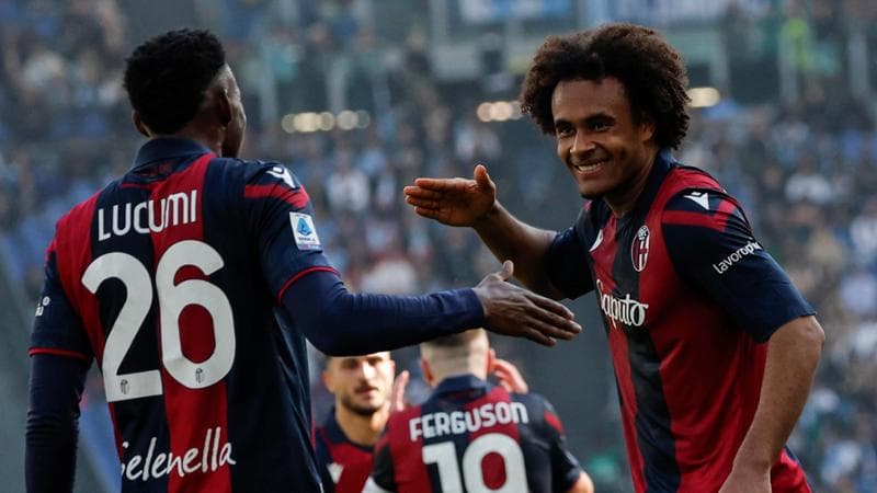 Zirkzee esulta con Lucumi dopo il gol