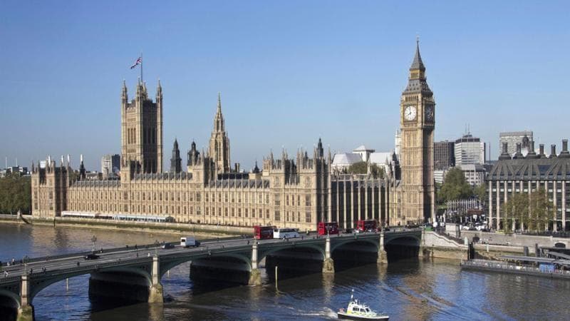 A Londra arriva la metropolitana “woke”: il sindaco Khan dedica l’Overground a migranti e femministe
