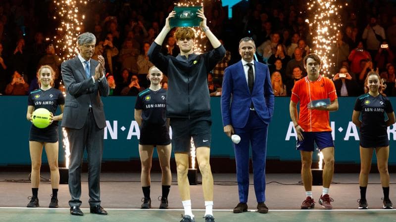 Jannik Sinner con il trofeo di Rotterdam