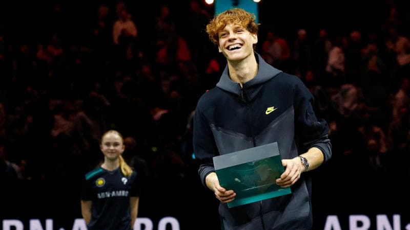 Jannik Sinner sorride durante la premiazione