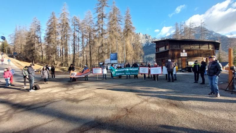 Il presidio a Cortina contro la costruzione della pista