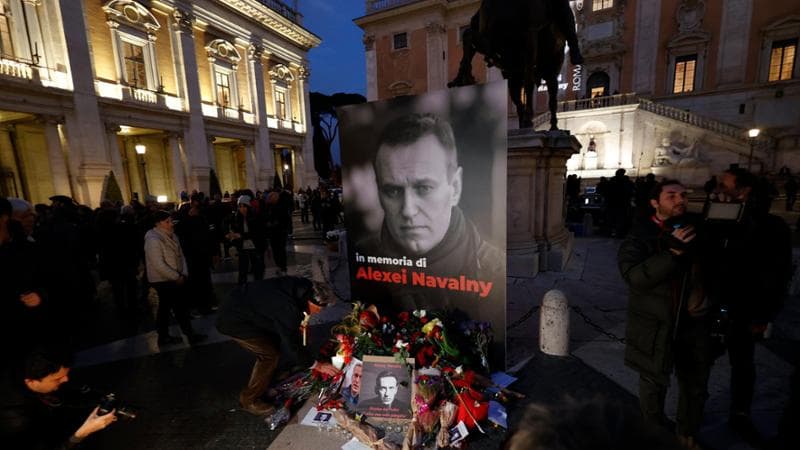 Fiaccolata bipartisan per Navalny. Fischi per il leghista Romeo, che insiste: “Nessuna certezza che sia stato Putin ad ucciderlo”