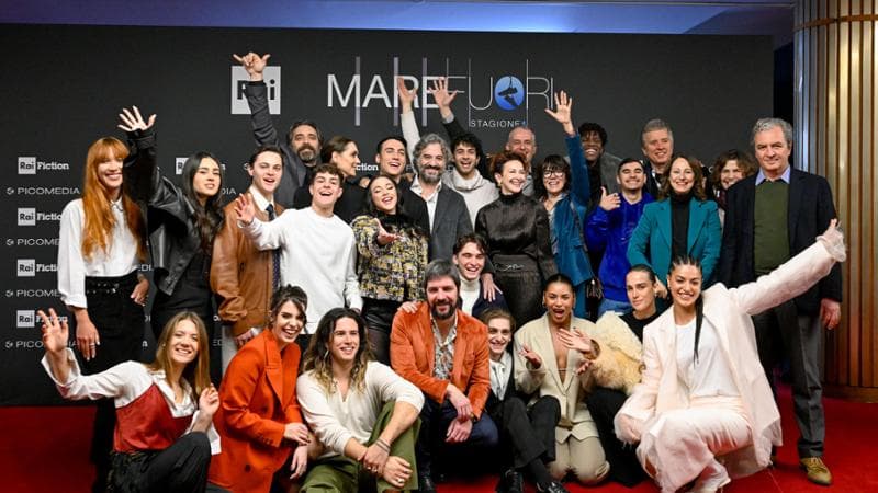 Il cast della quarta stagione di "mare fuori". In prima fila con la giacca arancione, il regista Ivan Silvestrini