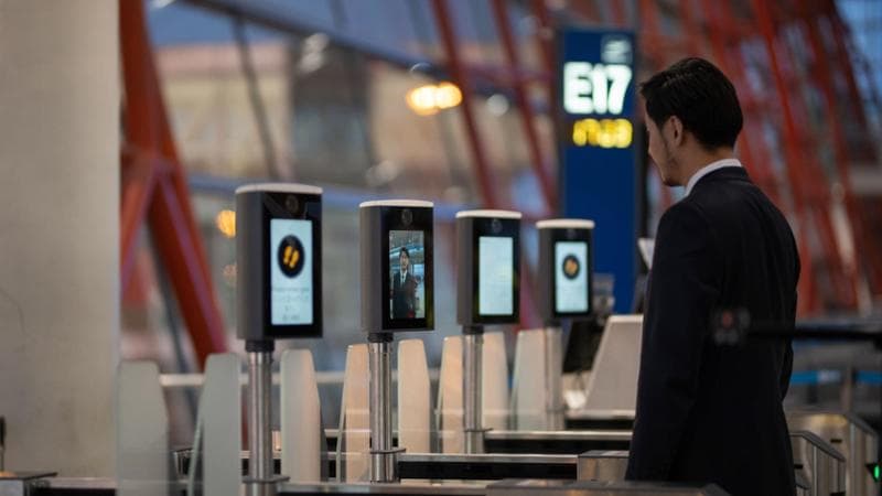 Carta d’imbarco addio: dall’Europa agli Usa, ecco come voleremo mostrando il volto
