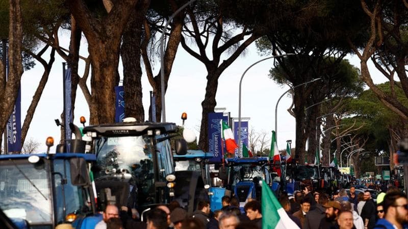 Il blocco sulla Via Nomentana degli agricoltori in protesta a Roma (Agf)