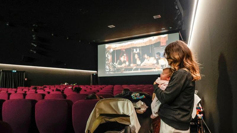Al cinema col bebè nel passeggino. “Finalmente anche noi, neo genitori, ci godiamo il film in sala”