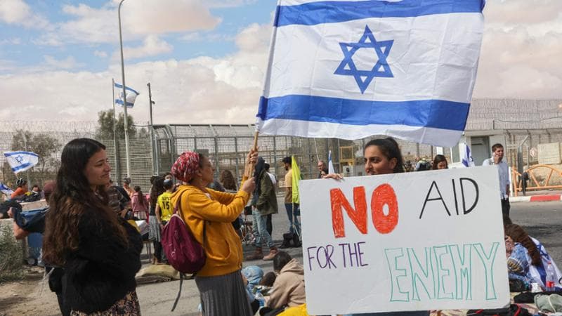 Israele, al valico tra gli ultras che bloccano i tir per Gaza: “Netanyahu cede, noi no”