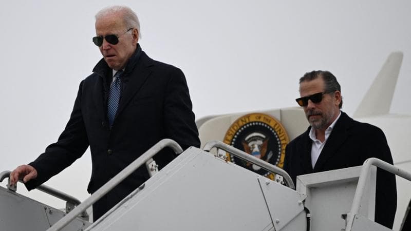 Aveva accusato di corruzione Joe e Hunter Biden: l’ex talpa dell’Fbi ammette di essere stata contattata da 007 russi