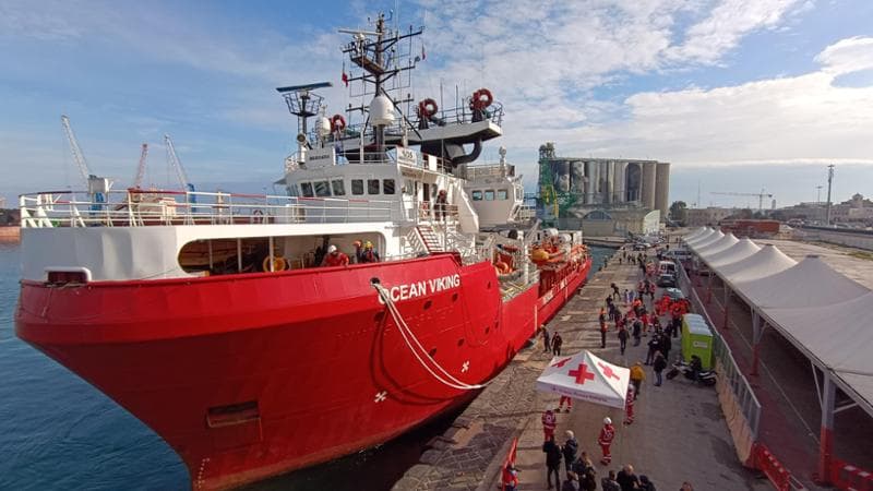 Ong, giudice di Brindisi sospende il fermo amministrativo dell’Ocean Viking: “Violato il diritto di esercitare attività di soccorso in mare”