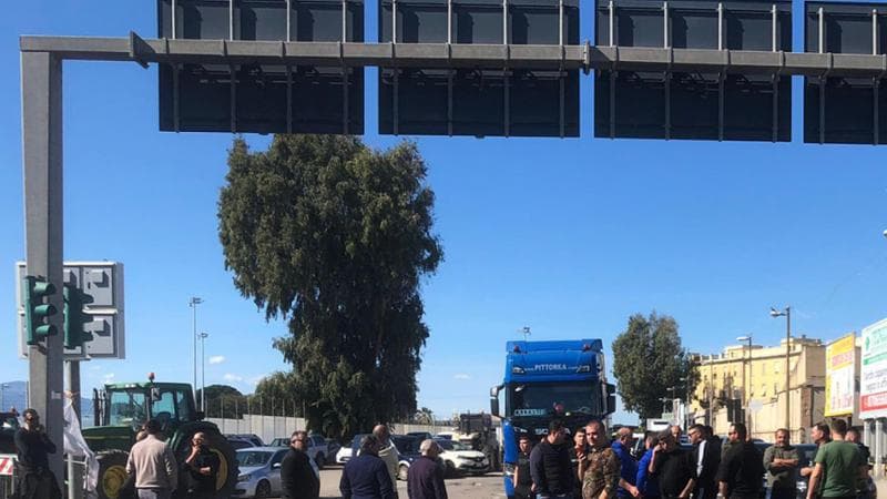 La protesta degli agricoltori sardi all'ingresso del porto di Cagliari