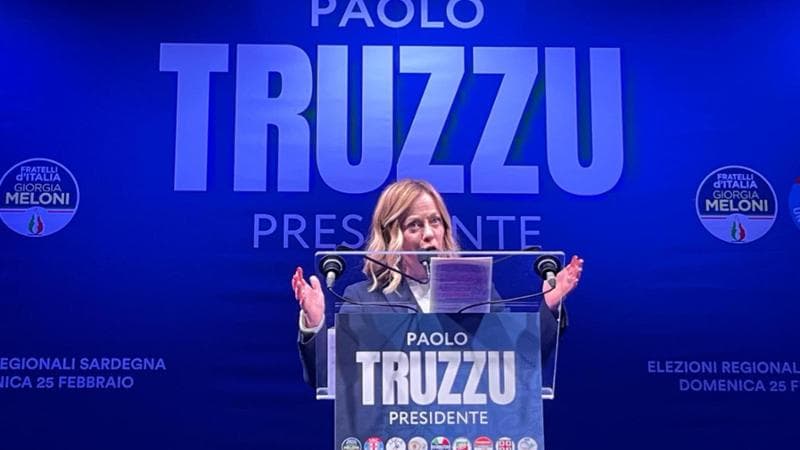 Regionali in Sardegna, sul palco i tre leader di centrodestra. Meloni: “Governeremo cinque anni”. Salvini: “Io e Giorgia una sola persona”