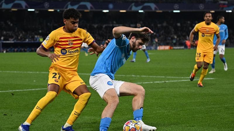 Kvaratskhelia in azione contro il Barcellona