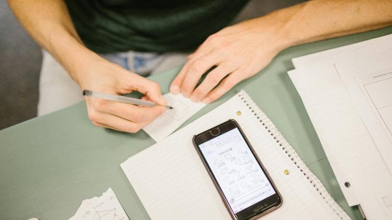 Evitare i cellulari nelle scuole anche per scopi didattici: la nuova stretta di Valditara