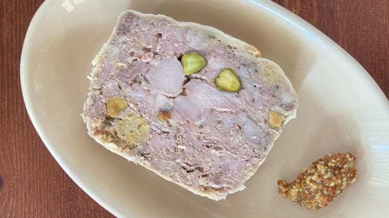 Ricetta. Terrina di coniglio: tra Alice e Bianconiglio non c’è spazio per la fame