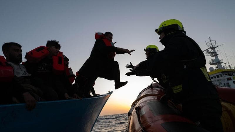 Cutro, il Viminale corre ai ripari: permetterà ai migranti di ricongiungersi alle loro famiglie