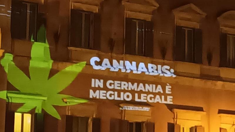 Cannabis legale in Germania, una foglia di marijuana proiettata sulla facciata di Montecitorio